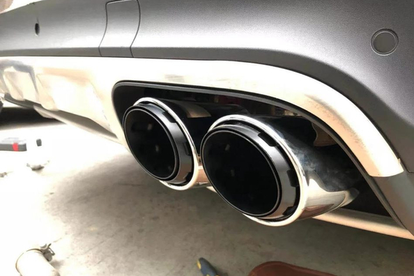 Wat doet een uitlaat sierstuk op de auto?