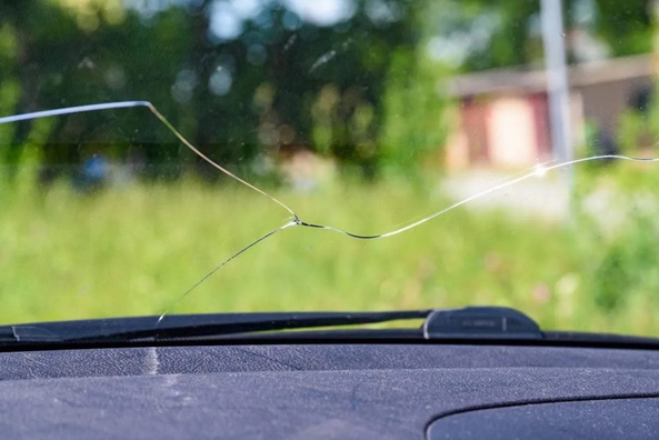 Wat te doen als de voorruit van je auto is gebarsten? Foto 1