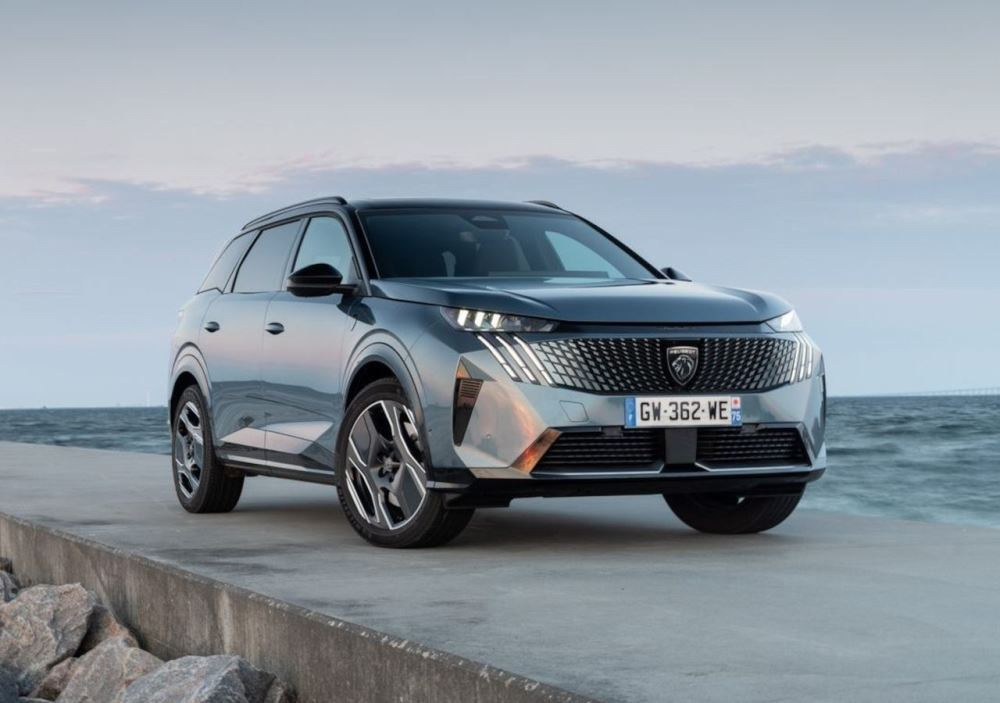 Review van de derde generatie hybride Peugeot 5008