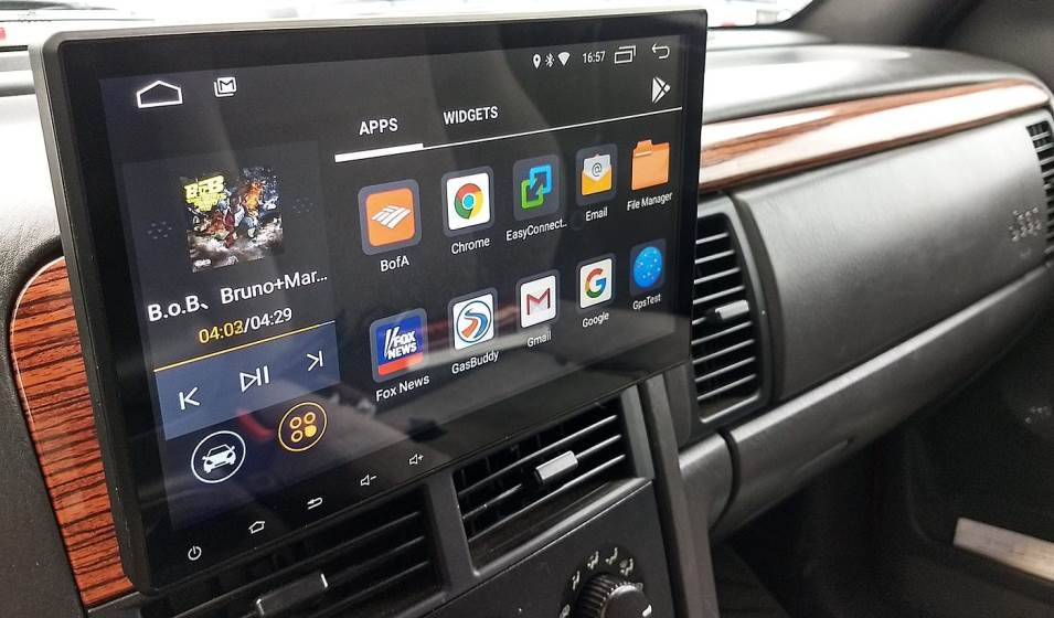 Kun je een multimedia-systeem in een oudere auto inbouwen?