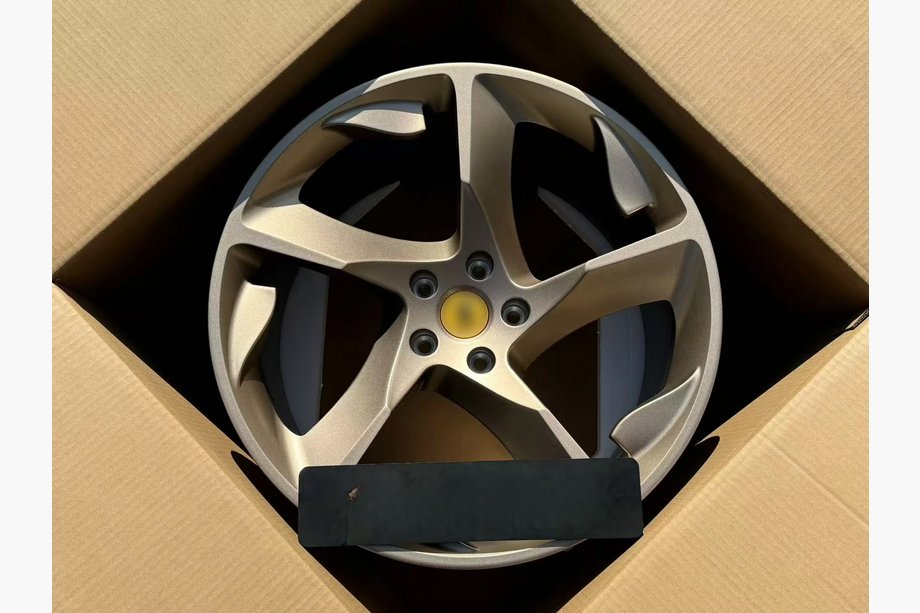 Ferrari SF90 Stradale Gesmede OEM velgen R20 V2 (4 stuks) Image