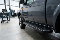 Mazda BT-50 2007–2012 Allmond Black side steps (2 st., aluminium) foto 1