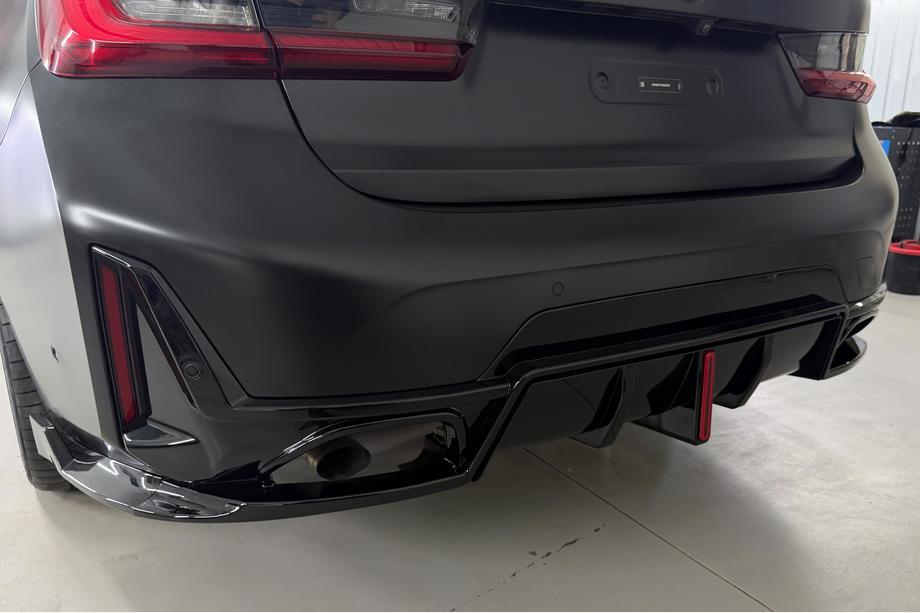 BMW 3 Serie G20/G21 2018– Achterbumper diffuser B-Style LED (voor M-Sport 2023+, ABS) Foto 6
