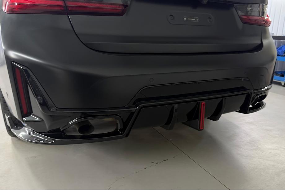 BMW 3 Serie G20/G21 2018– Achterbumper diffuser B-Style LED (voor M-Sport 2023+, ABS) Foto 1