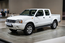 Nissan NP300 1999–2015 Allmond Black side steps (2 st., aluminium) foto 1