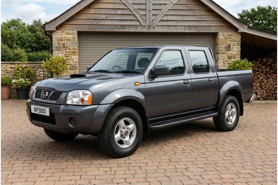 Nissan NP300 1999–2015 Bosphorus Black side steps (2 st., aluminium) Image