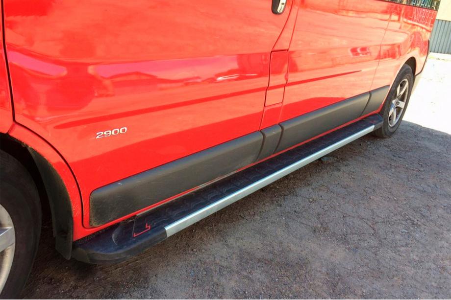 Opel Vivaro 2001–2015 Side steps RedLine V1 (2 stuks, aluminium) Image