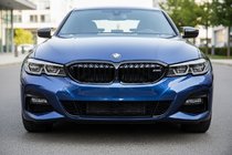 BMW 3 Serie G20/G21 2018– Niergrille M-Look V1 (2018-2022, glanzend zwart) Met camerabevestiging foto 1