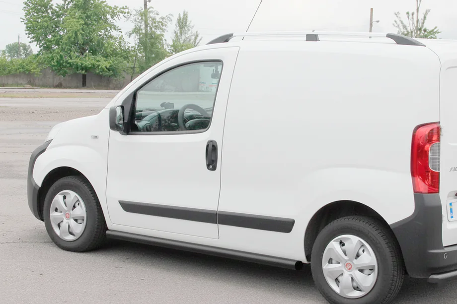 Fiat Fiorino/Qubo 2008–2024 Sidebars Ø60 Black (2 stuks, RVS) Image