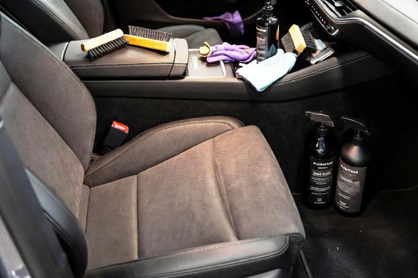 Zo onderhoud je Alcantara in het auto-interieur