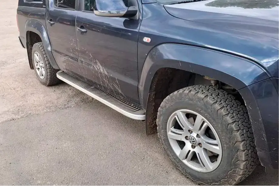 Volkswagen Amarok 2010–2022 Side steps Tayga Grey (set van 2, aluminium) Image