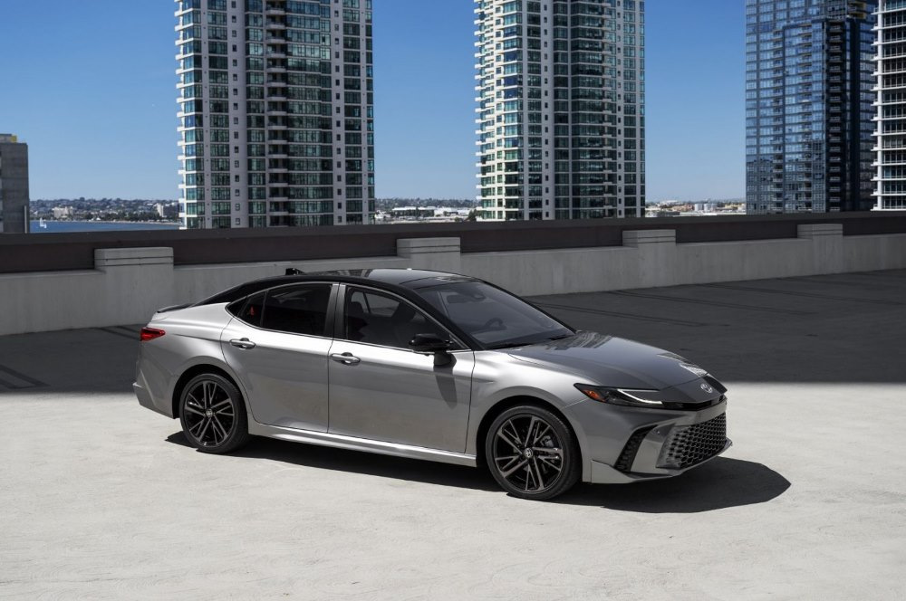 Toyota Camry (XV80) review: betrouwbare hybride sedan van nieuwe generatie
