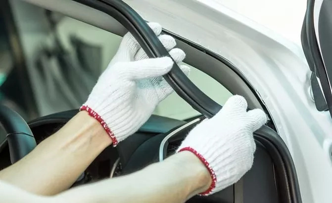 Hoe weet je dat het tijd is om deurrubbers van je auto te vervangen?