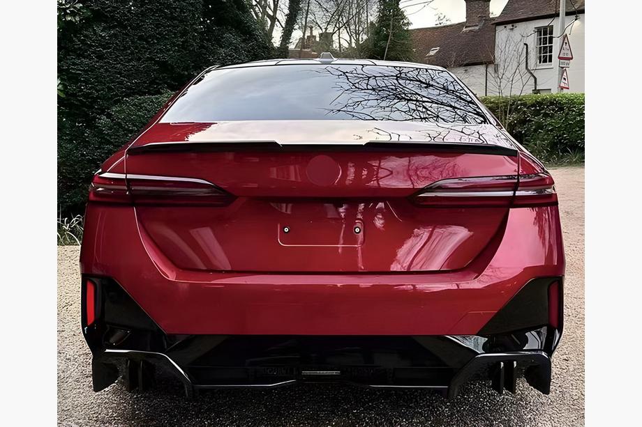 BMW 5/i5 Serie G60/G60E/G61 2023– Achterbumper diffuser Gloss Black (voor M-Sport) Foto 1