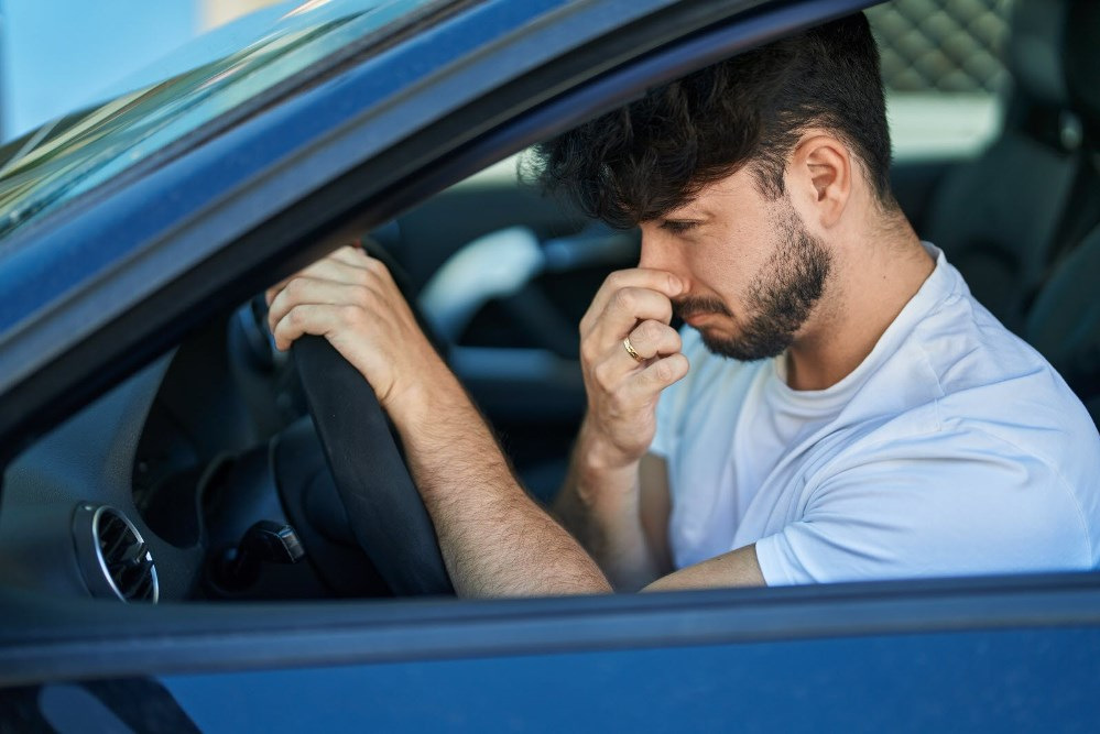 Waarom ruikt de auto naar benzine? Oorzaken en wat te doen