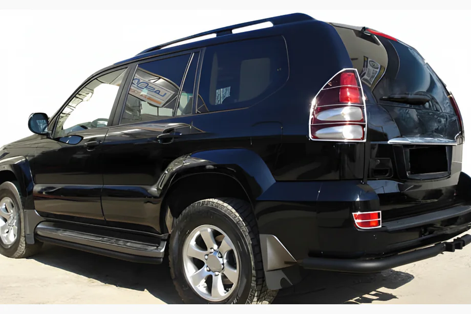 Toyota Land Cruiser Prado 120 2002–2009 Achterhoekstukken AK003 Black (2 st., roestvrij staal) Image