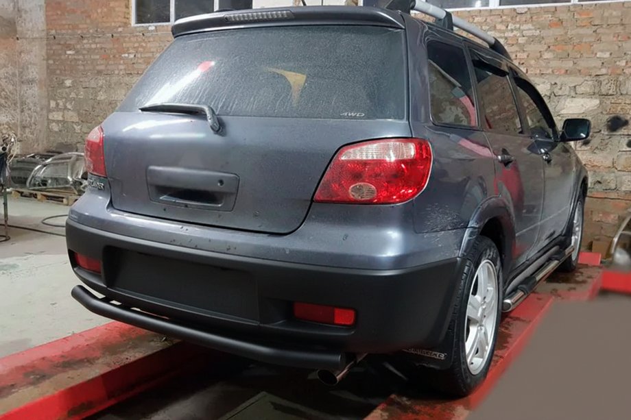 Mitsubishi Outlander 2001–2006 Achterbeschermbeugel AK002/2 Black (RVS) Image