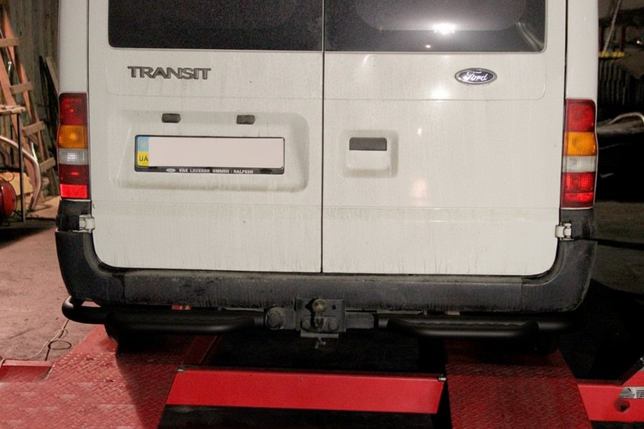 Ford Transit 2000–2014 Achterbeschermbeugel met opstap AK-Special Black (RVS) Foto 2