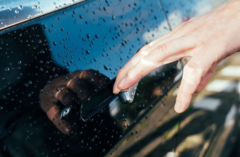 Waarom je auto een schok geeft: oorzaken en simpele bescherming