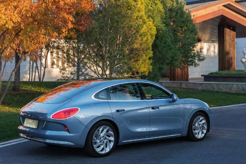 Review van de stijlvolle elektrische sedan Ora Lightning Cat
