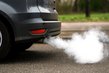 Waarom je auto witte rook uitstoot: oorzaken en wat te doen foto 1