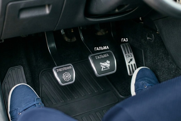 Plaatsing van de pedalen in de auto: eenvoudige gids voor beginners