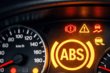Waarom brandt ABS in de auto? Uitleg van het signaal op het dashboard foto 1