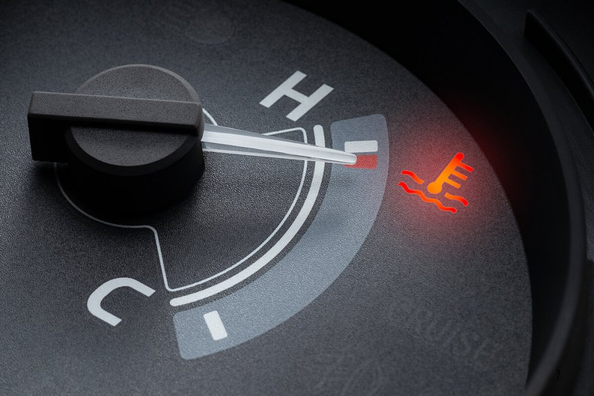 Waarom loopt de temperatuur in de auto op? Oorzaken en risico’s