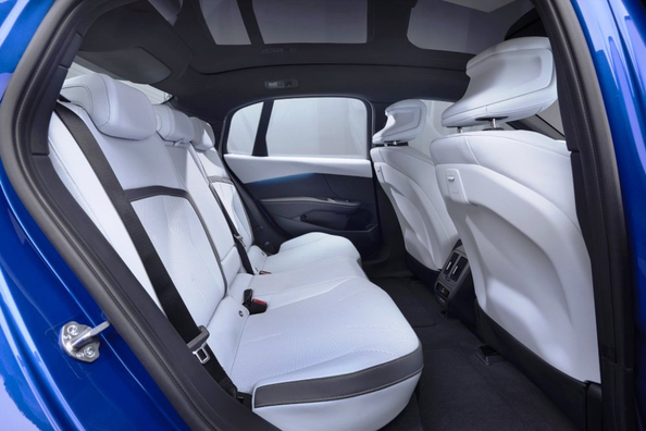 BMW i3 2026 review: nieuwe elektrische sedan van de Duitse fabrikant Foto 7