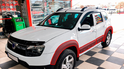 Dacia Duster 2008–2018 Wielkastverbreders met sierlijsten EuroCap (12 st., glad, matzwart, ABS) foto 1