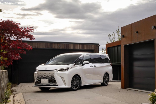 Lexus LM 500h: luxe hybride minivan voor VIP-vervoer