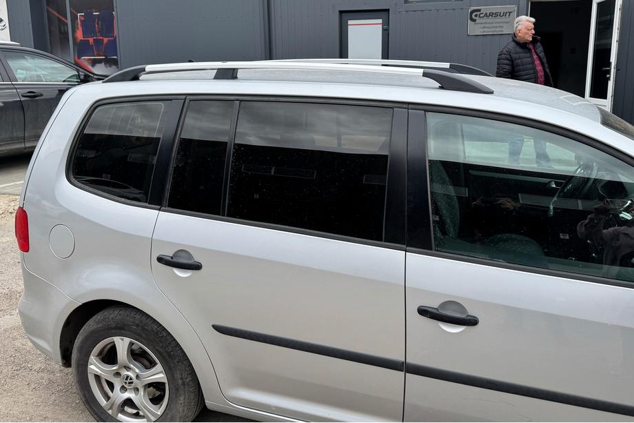 Volkswagen Touran 2010–2015 Chroom dakrails Kunststof voetjes Foto 2