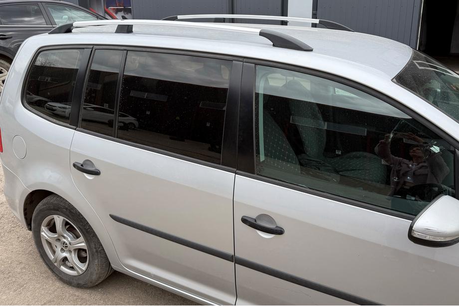 Volkswagen Touran 2010–2015 Chroom dakrails Kunststof voetjes Foto 9