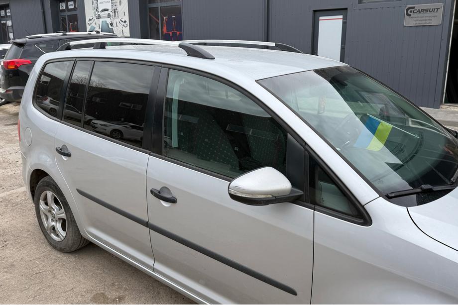 Volkswagen Touran 2010–2015 Chroom dakrails Kunststof voetjes Foto 8