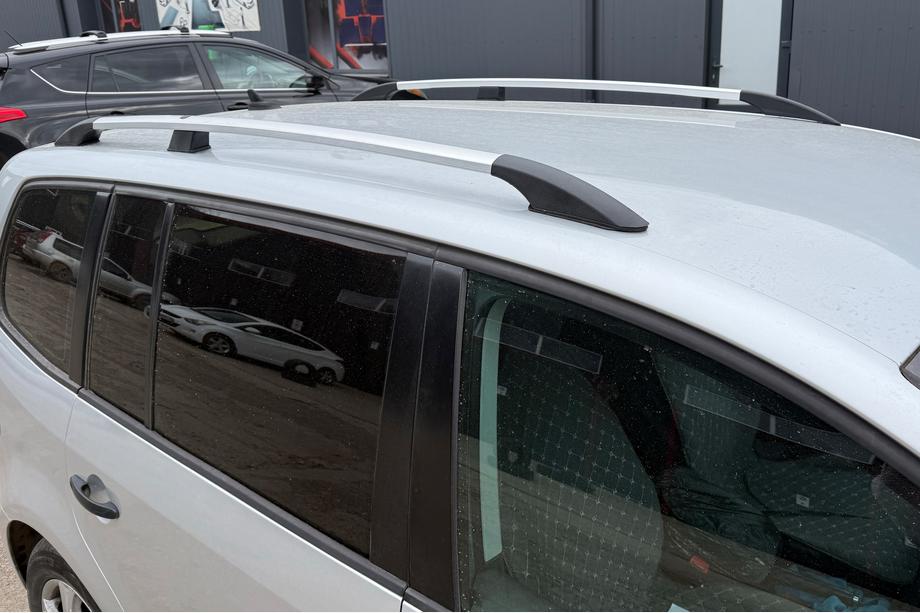 Volkswagen Touran 2010–2015 Chroom dakrails Kunststof voetjes Foto 10