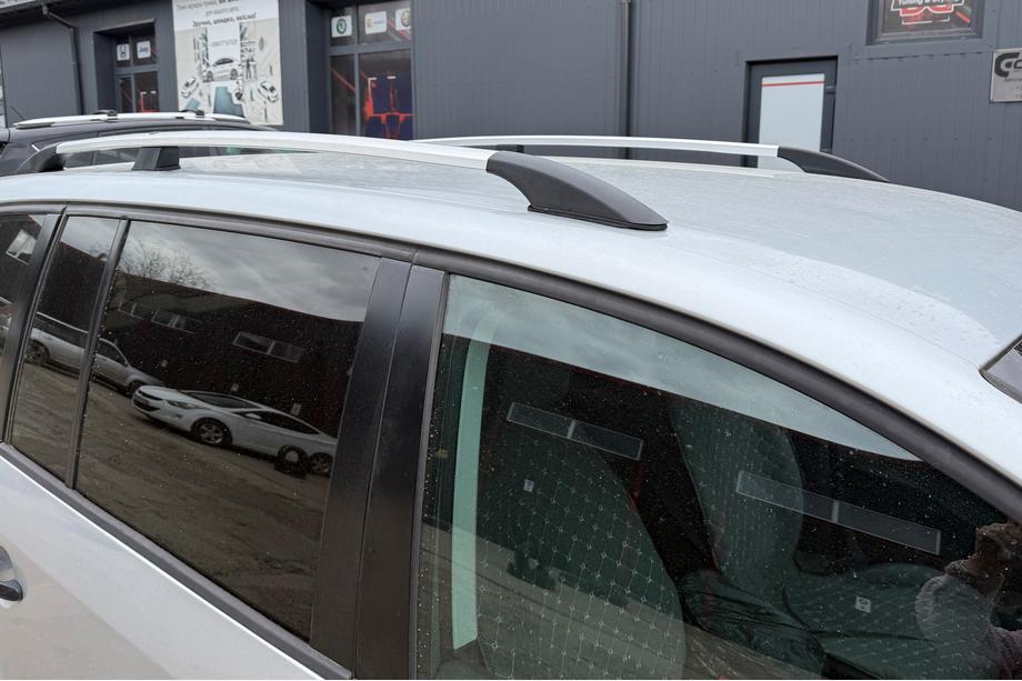 Volkswagen Touran 2010–2015 Chroom dakrails Kunststof voetjes Foto 3