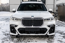 BMW X7 G07 2019– Niergrille 1 Bar LED (2019-2022, hoogglans zwart) foto 1