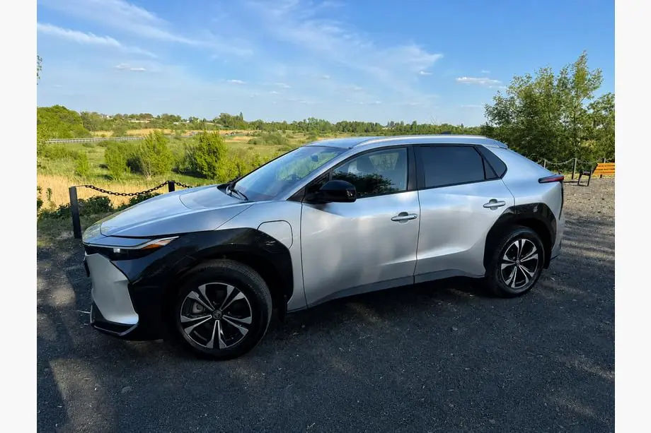 Toyota bZ4X 2022– Geïntegreerde grijze OEM dakrails (aluminium) Foto 1