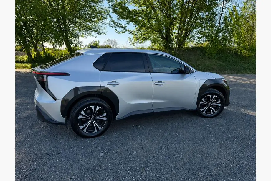 Toyota bZ4X 2022– Geïntegreerde grijze OEM dakrails (aluminium) Foto 2