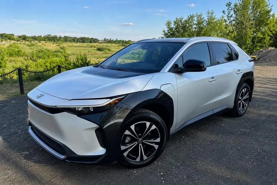 Toyota bZ4X 2022– Geïntegreerde grijze OEM dakrails (aluminium) Foto 3