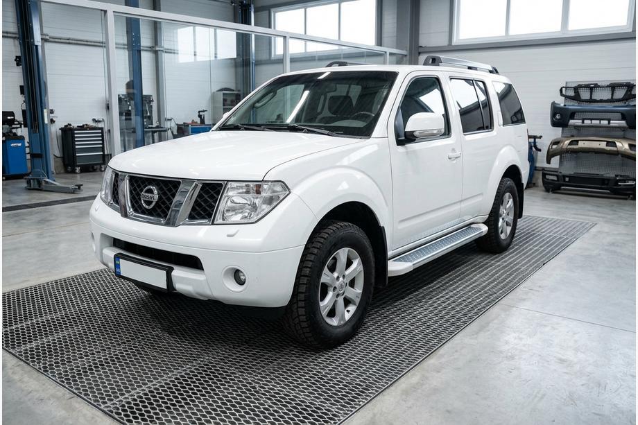 Nissan Pathfinder R51 2005–2014 Side steps Allmond White (2 st., aluminium) Image