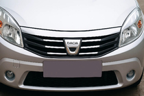 Dacia Sandero 2007–2013 RVS sierlijst voor frontgrille foto 1