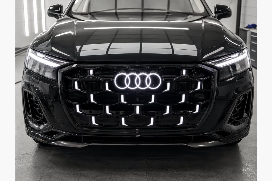 Audi Q7 2015–2026 Voorgrille RSQ-Style LED (2024-2026, glanzend zwart) Image