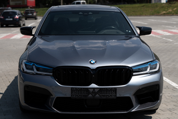 Van een standaard BMW G30 naar M5 Competition 2021: wat is gemonteerd