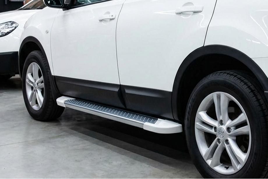 Nissan Qashqai 2010–2014 Side steps Allmond White (2 st., aluminium) Foto 1