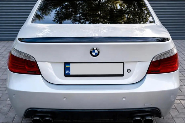 BMW E60: montage van een M5-style spoiler