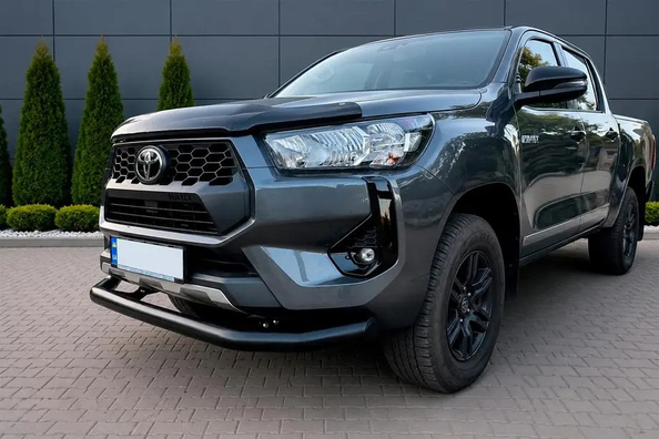 Toyota Hilux 2020: montage van frontbescherming — ons werk
