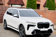 BMW X7 G07 2019–: montage van de LCI M-Performance faceliftkit foto 2