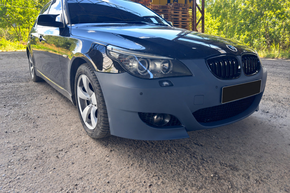 BMW E60/E61 tuning: montage van de M5-voorbumper Foto 2