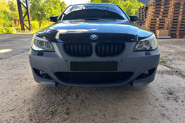 BMW E60/E61 tuning: montage van de M5-voorbumper Foto 4